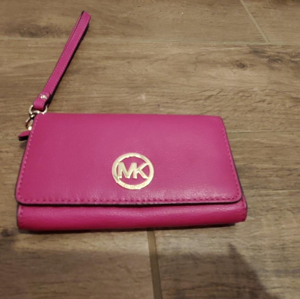 Michael kors wristlet